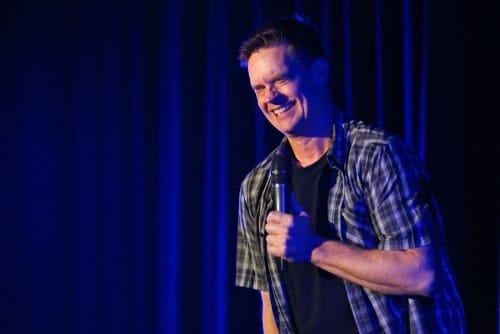 Traduire l'humour : un humoriste dans un spectacle de standup